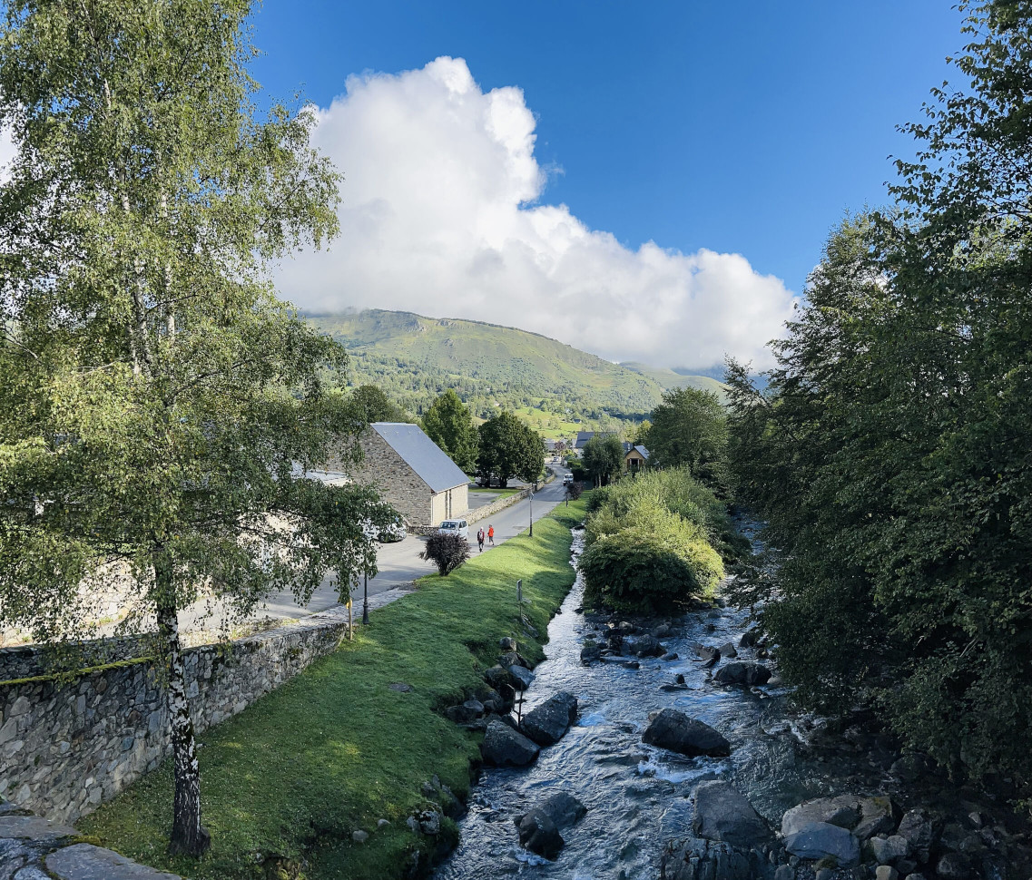 En balade dans le village d'Arrens-Marsous et son vieux pont