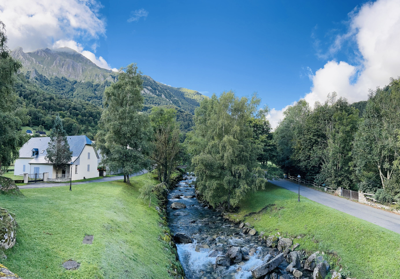 En balade dans le village d'Arrens-Marsous et son vieux pont