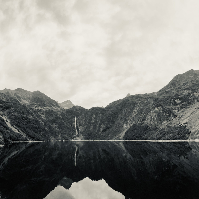 Lac d'Oô au petit matin dans les nuages