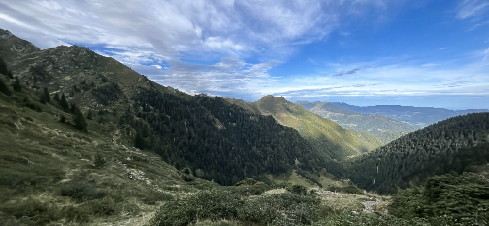 Vue sur la vallée vers le lac d'Ayes