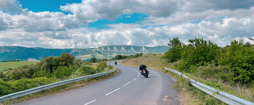 Route pour accéder à l’aire du Viaduc de Millau de l’autoroute A75