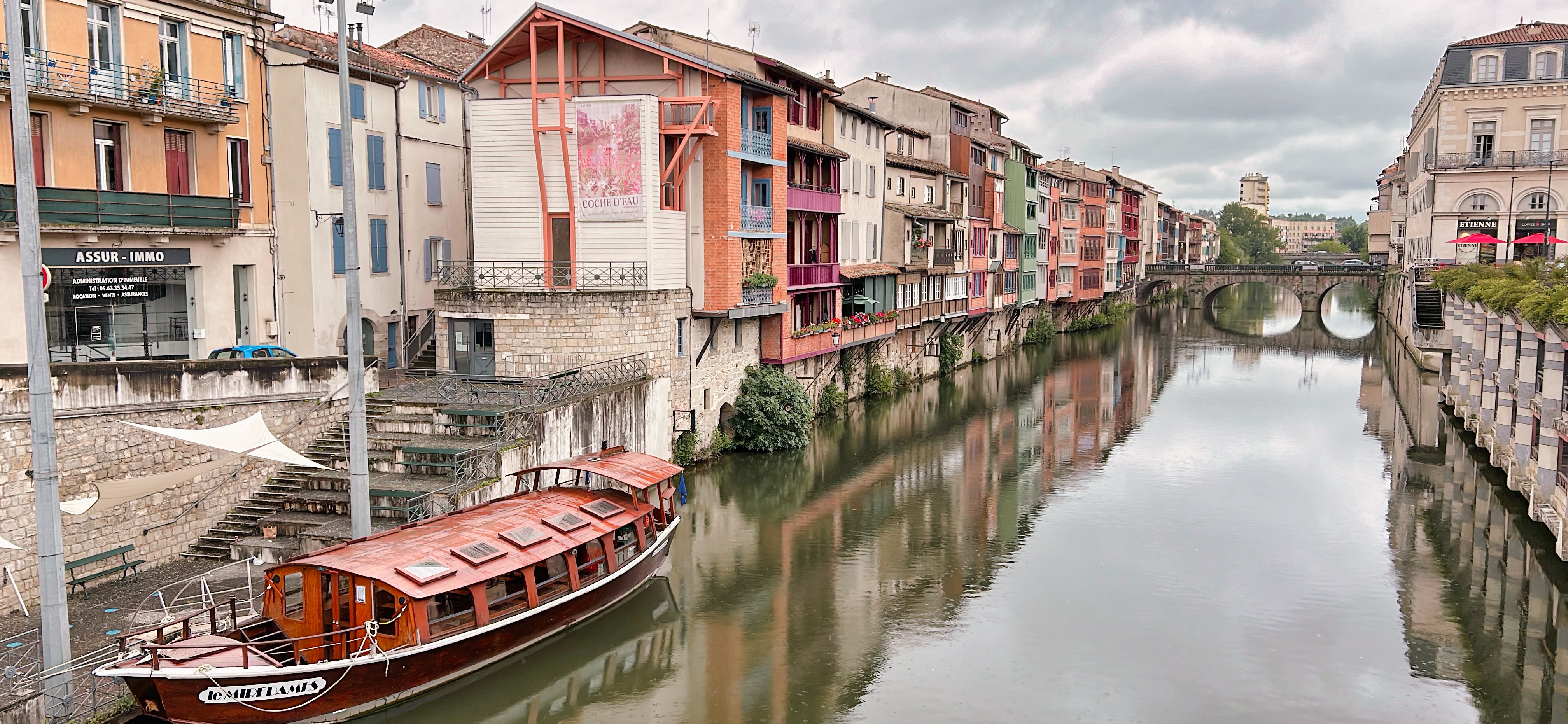 Vue sur le centre de Castre au bord de l'Agout