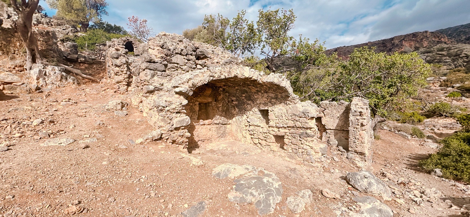 Vestige d'un four dans l'ancien village antique de Lissos