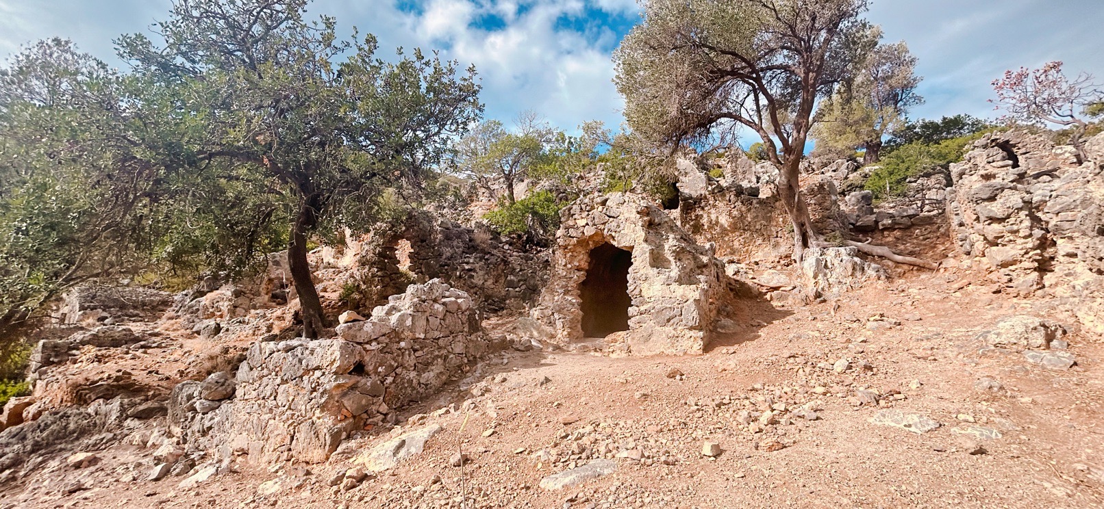 Vestige d'une habitation dans l'ancien village antique de Lissos