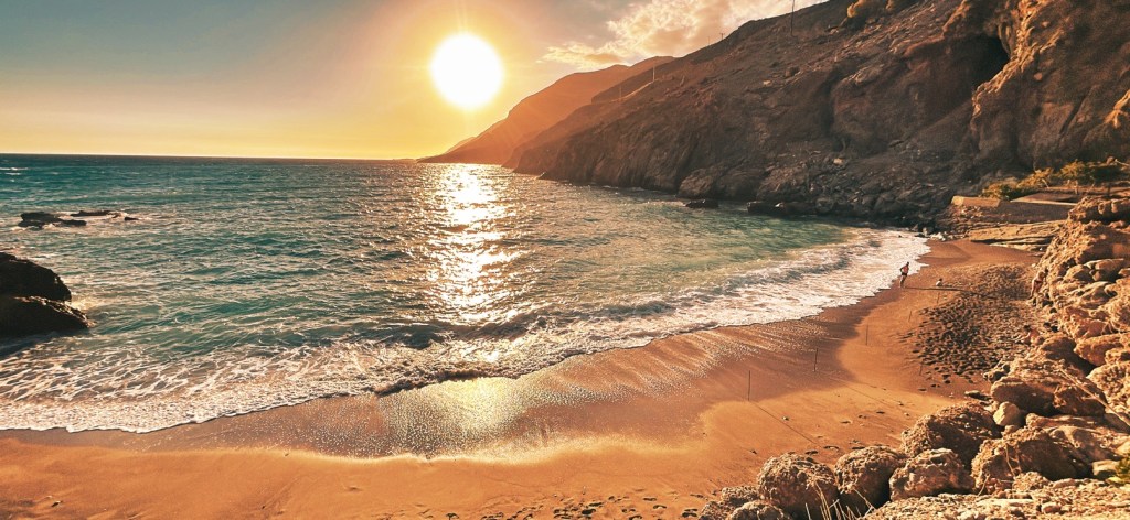 Couché de soleil sur la petite plage de Chóra Stakión