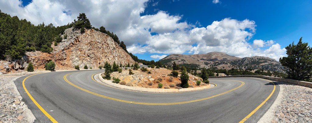 La route pour descendre jusqu'à la station balnéaire de Chóra Stakión