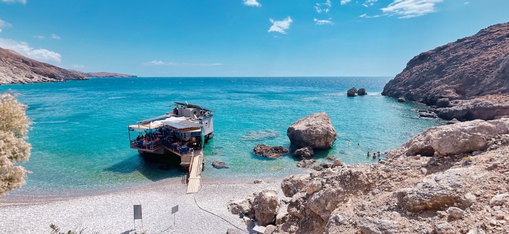 Glyka Nera beach, accessible uniquement par bateau ou par le sentier à pied, vue sur le snack