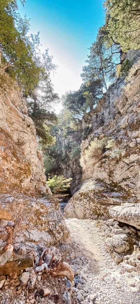 Randonnée à travers les gorges d'Imbros