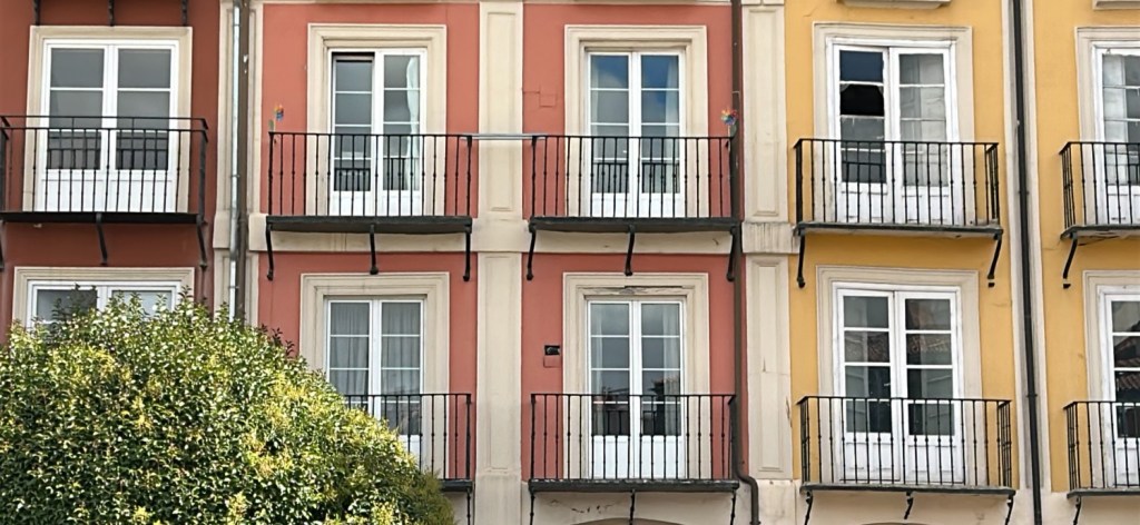 Façade colorée d'un immeuble de Burgos