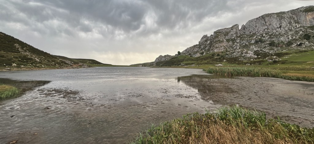 Lacs de Covadonga enveloppés de brume.