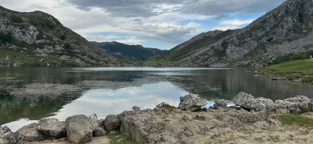 Lacs de Covadonga enveloppés de brume.
