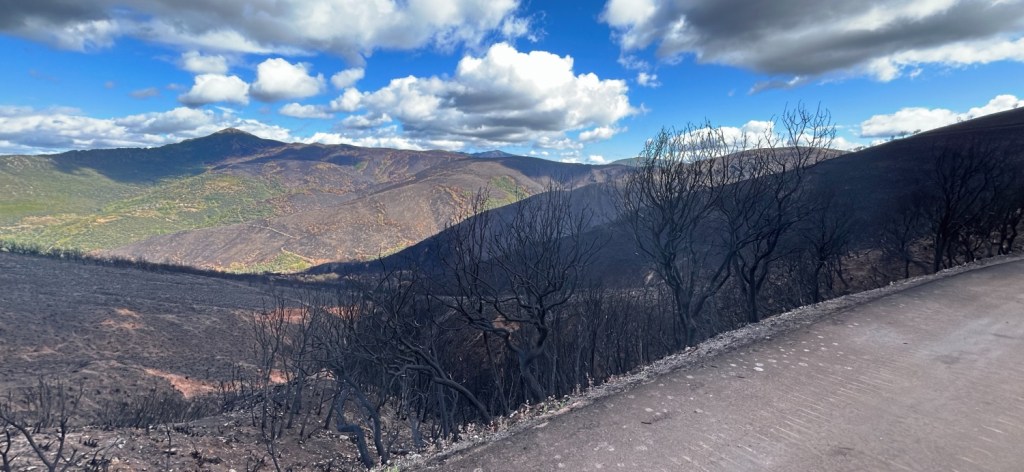 Classé au patrimoine mondial de l’UNESCO, Las Modulas offre un spectacle naturel saisissant, malgré les incendies de 2025.