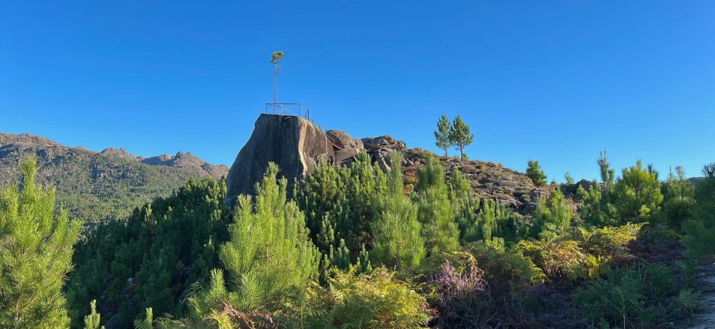 Miradouro de Fafião : vue plongeante
sur les montagnes.
