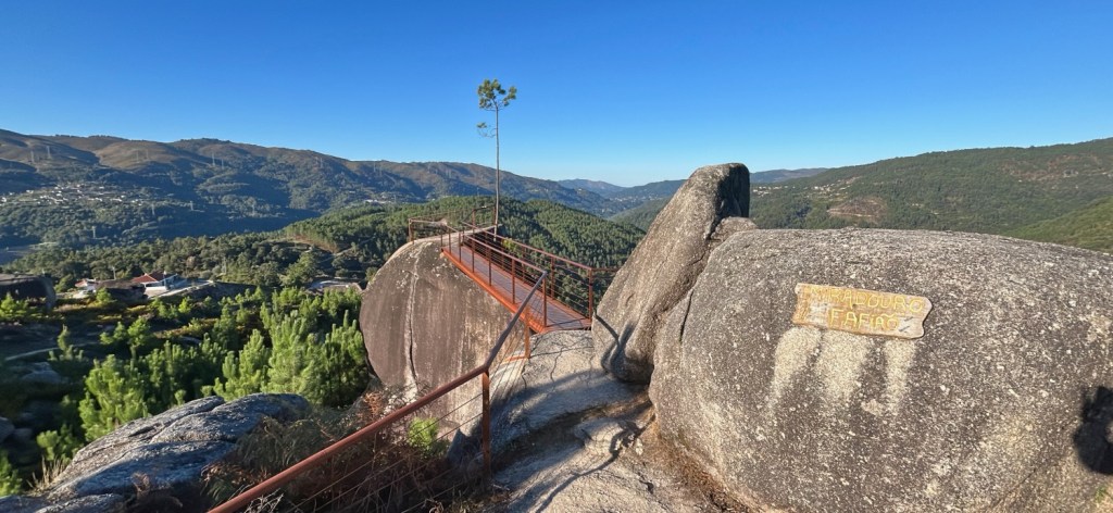 Miradouro de Fafião : vue plongeante sur les montagnes.