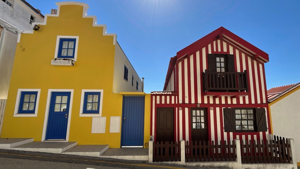Maisons rayées de Costa Nova : l’emblème coloré du littoral.