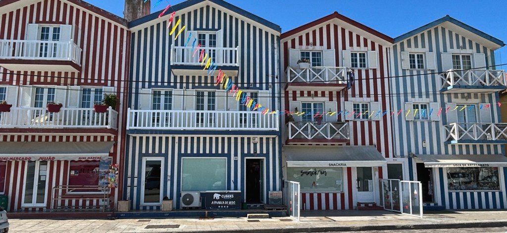 Maisons rayées de Costa Nova : l’emblème coloré du littoral.