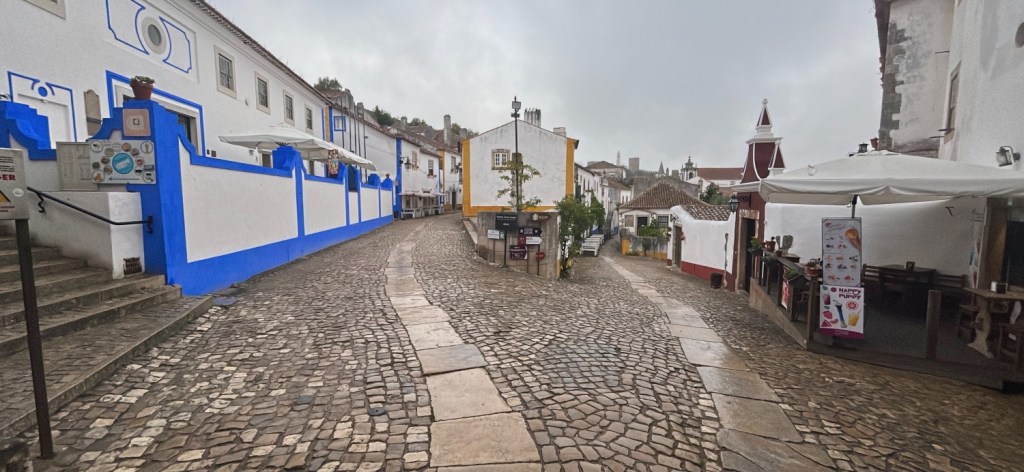 Óbidos : village médiéval entouré de remparts.