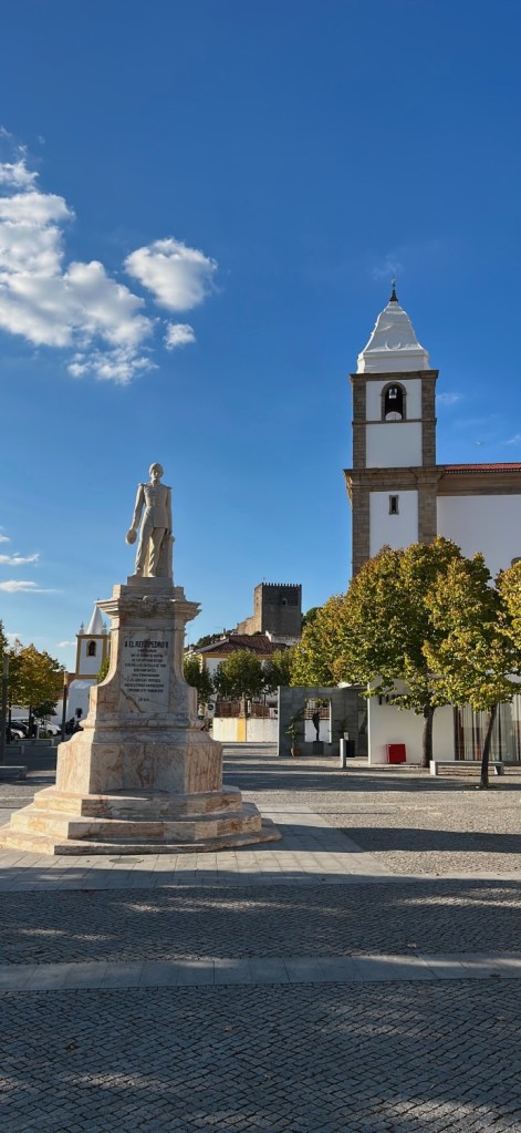 Village de Marvão perché sur son éperon rocheux.