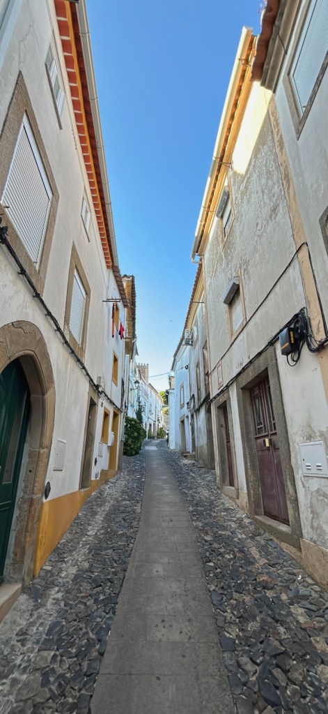 Village de Marvão perché sur son éperon rocheux.
