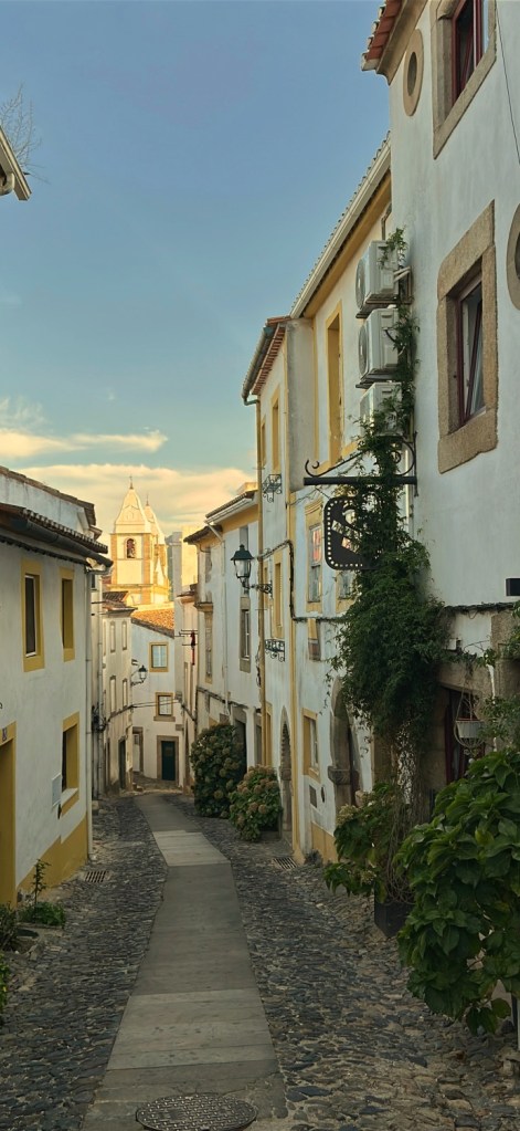 Village de Marvão perché sur son éperon rocheux.