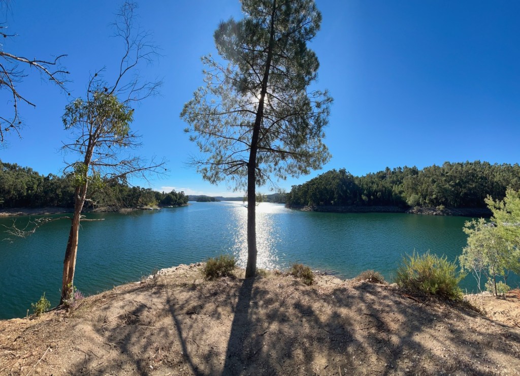Crique isolée au bord du barrage de Castelo de Bode.